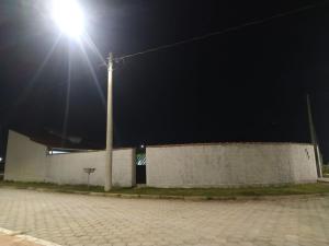 un feu de rue près d'un bâtiment la nuit dans l'établissement Casa para aluguel de temporada em Caraguatatuba, ao lado de São Sebastião, à Caraguatatuba