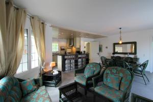 een woonkamer met een bank en stoelen en een keuken bij LEON INMO Villa Frida - 11790 in Empuriabrava