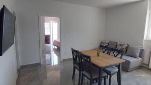 Televízia a/alebo spoločenská miestnosť v ubytovaní Apartman Dado Podgora