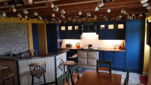 Kuchyň nebo kuchyňský kout v ubytování Traditional Irish Farmhouse