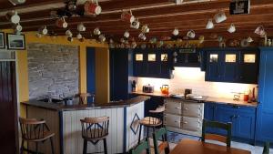 Kuchyň nebo kuchyňský kout v ubytování Traditional Irish Farmhouse