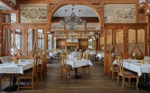 Reštaurácia alebo iné gastronomické zariadenie v ubytovaní Aries Hotel & SPA Zakopane