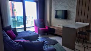 - un salon avec un canapé et une télévision dans l'établissement Ege Birlik, à Kusadası