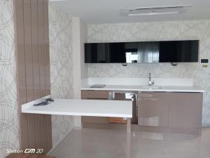 W łazience znajduje się biała umywalka i lustro. w obiekcie Ege Birlik w mieście Kusadası