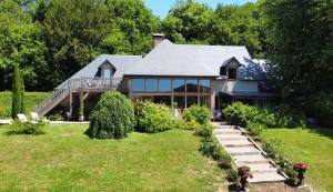 Casa grande con porche y jardín en Beauchamps Maison d'hotes en Genneville