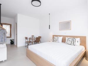 En eller flere senge i et værelse på Astra boutique suites at Agia Marina Beach