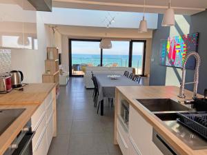 Kuchyň nebo kuchyňský kout v ubytování Villa de la plage de Plouescat