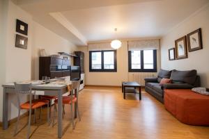 a living room with a couch and a table at Apartamento reformado en Portonovo in Portonovo