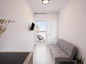 Et tv og/eller underholdning på Astra boutique suites at Agia Marina Beach