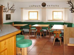 Lounge o bar area sa Villa Burg Biedenegg mit Schlosscafé - FIE211 by Interhome