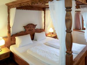เตียงในห้องที่ Villa Burg Biedenegg mit Schlosscafé - FIE211 by Interhome