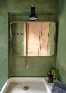 uma casa de banho com um lavatório e um espelho em Castle Elvira em Trepuzzi