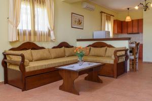a living room with a couch and a table at Leonidas in Xinóvrisi