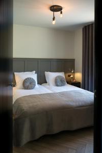a bedroom with a large bed with two pillows at Holiday home de Stamhoeve in Biezenmortel +47 photos