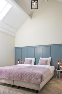 1 dormitorio con 1 cama grande con sábanas rosas en Holiday home de Stamhoeve, en Biezenmortel