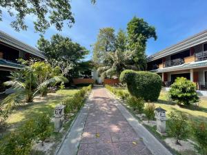 una passerella di fronte a un edificio di Phi Phi Andaman Beach Resort a Phi Phi Don
