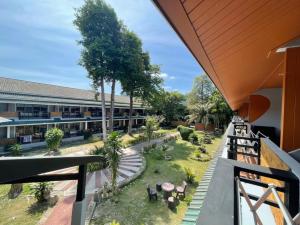 Сад в Phi Phi Andaman Beach Resort