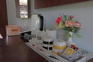 Все необхідне для приготування чаю та кави в Phi Phi Andaman Beach Resort