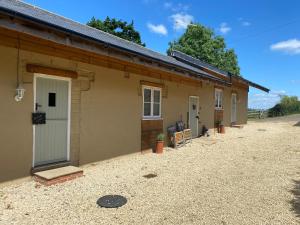 Un edificio con una fila di porte sopra. di Spring Hill Cottages a Towcester