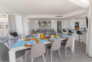a dining room and living room with a table and chairs at Apartamento Anamsa in Port de Pollensa