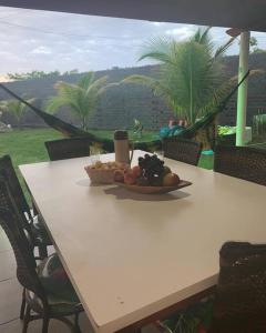 une table avec une assiette de fruits sur elle dans l'établissement Recanto dos Goianos 1 em Prado Bahia, à Prado