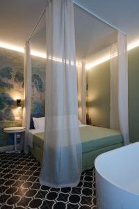 pokój hotelowy z łóżkiem i zasłoną w obiekcie Villa Marengo Guest House w mieście Spinetta