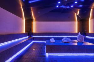 una piscina con luces azules en una habitación en The Well, en Kolbotn