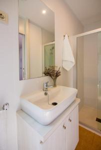 A bathroom at Casara Seis o Casara Siete - Tu casa a 100m de la playa de Zahora