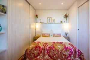 1 dormitorio con 1 cama con colcha roja y dorada en Casara Seis o Casara Siete - Tu casa a 100m de la playa de Zahora, en Zahora
