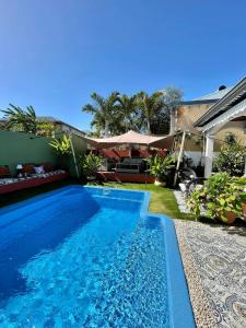 una piscina en el patio trasero de una casa en Chambre confortable dans une ambiance hôtel de charme avec piscine en Saint-Louis