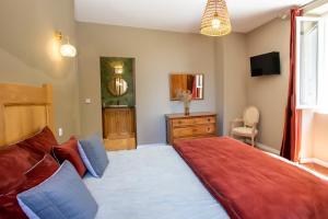 ゾンザにあるHotel La Terrasseのベッドルーム1室(赤毛布付きの大型ベッド1台付)