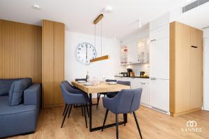 a kitchen and dining room with a table and chairs at Apartament Premium Marin - Pinea Apartments Pobierowo in Pobierowo
