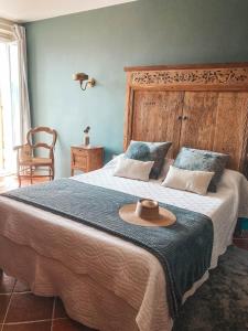 ゾンザにあるHotel La Terrasseのベッドルーム1室(大型ベッド1台、帽子付)