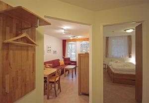 バーベにあるHaus Meeresblick - Ferienwohnung Abendrot (Ref. 132364)のベッドルーム1室、リビングルーム1室が備わります。