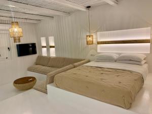 A bed or beds in a room at Yialos Ios Hotel