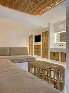 ein Wohnzimmer mit einem Sofa und einem Tisch in der Unterkunft Yialos Ios Hotel in Chora, Ios