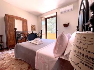 A bed or beds in a room at Agriturismo con cucina Il Favaio