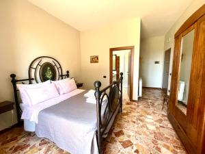 A bed or beds in a room at Agriturismo con cucina Il Favaio