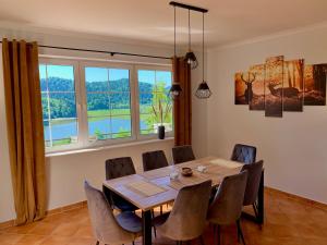 a dining room with a table and chairs at WołkoWilla - Willa z urokliwym widokiem na wyłączność in Polańczyk