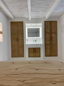 A bed or beds in a room at Yialos Ios Hotel