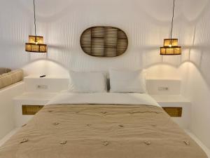 A bed or beds in a room at Yialos Ios Hotel