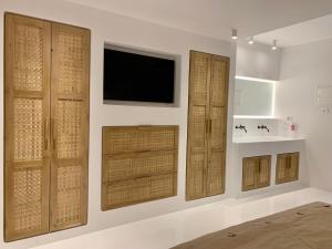 A television and/or entertainment centre at Yialos Ios Hotel