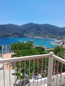 - Balcón con vistas al agua en tsoukalaria studios, en Skopelos Town