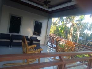 ein Wohnzimmer mit Stühlen und einem Sofa in der Unterkunft blue starfish villa in Panglao
