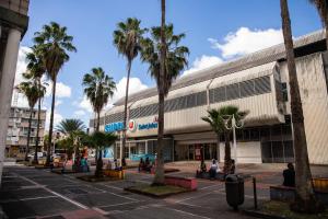 un centro comercial con palmeras delante en BOULEVARD LEGITIMUS, en Pointe-à-Pitre