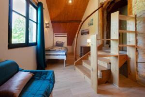 salon ze schodami i łóżkiem w obiekcie Gîte de l'éléphant w mieście Murs-et-Gélignieux