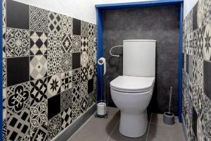 Łazienka z toaletą w pokoju wyłożonym kafelkami w obiekcie Gîte de l'éléphant w mieście Murs-et-Gélignieux +21 zdjęć