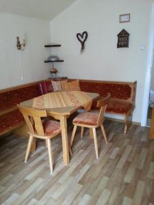 einen Holztisch, zwei Stühle und ein Sofa in der Unterkunft Haus Gabriele in Bad Mitterndorf