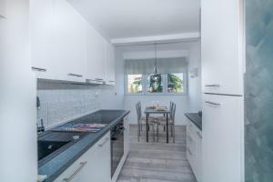 Kuchyň nebo kuchyňský kout v ubytování Blue Apartment G&G