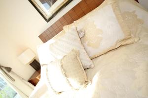 A bed or beds in a room at Friarsfield Mews 